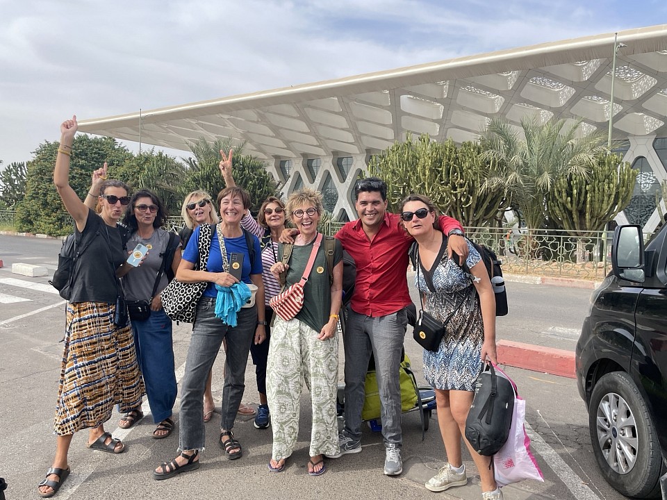 Un circuit de 8 jours au Maroc  - *Jour 1 : Marrakech* - Arrivée à Marrakech et transfert à l'hôtel - *Jour 2 : Marrakech* - Visite de la Médina et de ses monuments historiques - Nuit à Marrakech - *Jour 3 : Marrakech → Vallée du Dadès* - Traversée du Haut Atlas et du col de Tizi Ntichka - Visite de la Kasbah Ait Ben Haddou, Patrimoine de l'UNESCO - Découverte de la Vallée des Roses et de Boumalne Dades - Nuit dans la Vallée du Dadès - *Jour 4 : Vallée du Dadès → Merzouga* - Visite des gorges de Todra - Traversée du désert de Merzouga et promenade en chameau - Nuit dans un campement traditionnel berbère - *Jour 5 : Merzouga → Fès* - Traversée du désert et arrivée à Fès - Visite de la Médina et de ses monuments historiques - Nuit à Fès - *Jour 6 : Fès → Chefchaouen* - Traversée vers Chefchaouen - Visite de la Médina bleue et de ses rues pittoresques - Nuit à Chefchaouen - *Jour 7 : Chefchaouen → Casablanca* - Traversée vers Casablanca - Visite de la Mosquée Hassan II et d'autres lieux emblématiques - Nuit à Casablanca - *Jour 8 : Casablanca → Aéroport* - Fin du circuit 😊