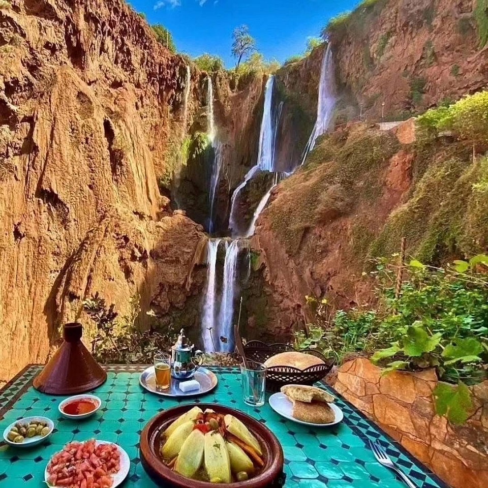 😊 Les cascades d'Ouzoud ! 💧 C'est une excursion d'une journée parfaite pour découvrir la beauté naturelle du Maroc. Les cascades sont situées à environ 2 heures de Marrakech et sont un site incontournable.  - *Visite des cascades* : Découvrez les cascades d'Ouzoud, les plus hautes du Maroc, et profitez de la beauté du paysage. - *Promenade en bateau* : Faites une promenade en bateau pour vous approcher des cascades et admirer la vue. - *Village berbère* : Visitez un village berbère traditionnel et découvrez la culture locale. - *Déjeuner* : Dégustez un déjeuner traditionnel marocain dans un restaurant local.  C'est une excursion idéale pour les amoureux de la nature et les familles.
