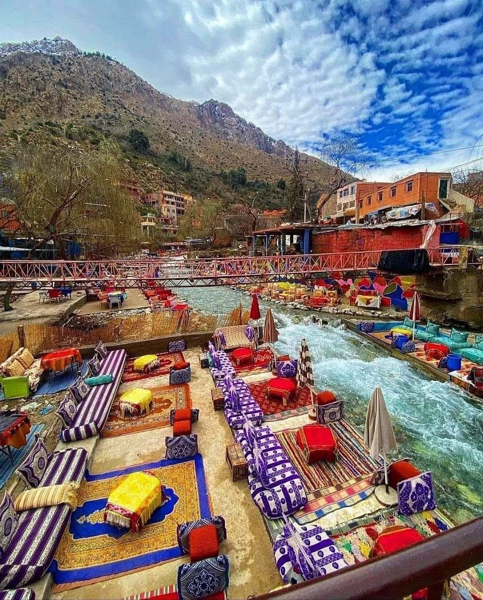 La vallée de Ourika ! 🌳 C'est une excursion d'une journée parfaite pour découvrir la beauté naturelle du Maroc. La vallée est située à environ 30 km de Marrakech et est connue pour ses paysages époustouflants, ses villages berbères et ses cascades.  - *Visite du village de Ourika* : Découvrez le village de Ourika, connu pour son marché hebdomadaire et ses produits locaux. - *Promenade dans la vallée* : Faites une promenade dans la vallée et admirez les paysages de montagne, les vergers et les villages berbères. - *Cascades de Setti Fatma* : Visitez les cascades de Setti Fatma, un site naturel magnifique où vous pouvez vous baigner et vous détendre. - *Déjeuner* : Dégustez un déjeuner traditionnel marocain dans un restaurant local.  C'est une excursion idéale pour les amoureux de la nature et les familles.