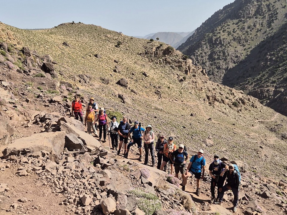 Un trekking dans le désert ! 🌵 C'est une aventure inoubliable ! Le désert marocain offre des paysages époustouflants de dunes de sable, de montagnes et d'oasis. Voici quelques options de trekking :  - *Trekking dans l'Erg Chebbi* : Explorez les dunes de sable de l'Erg Chebbi, à Merzouga, et découvrez la beauté du désert. - *Trekking dans le désert de Zagora* : Découvrez les paysages de sable et de roche du désert de Zagora et les villages berbères traditionnels. - *Trekking dans les montagnes de l'Anti-Atlas* : Explorez les montagnes de l'Anti-Atlas et découvrez les villages berbères et les paysages époustouflants.